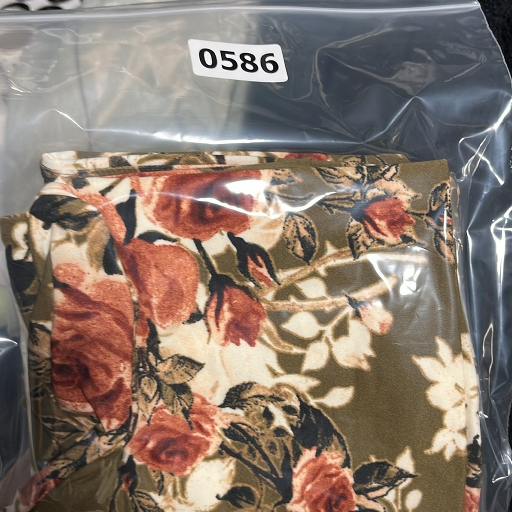 Lularoe amazing floral leggings - Picture 3 of 3